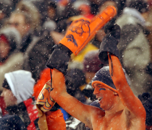 Illustration for article titled 6 Shots Of Fans Going Wild For Other, More Successful People